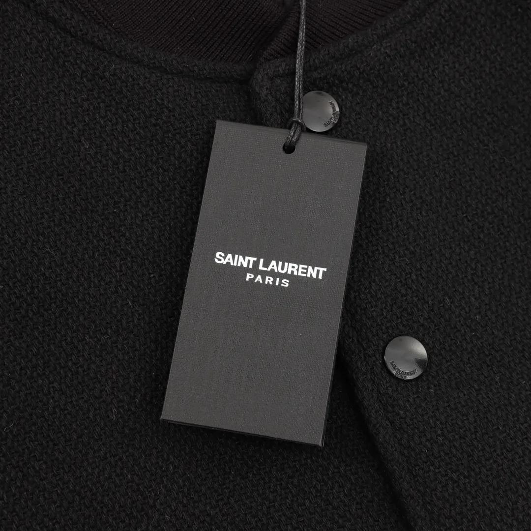 P 710 Saint Laurent Paris/Saint Laurent Classic patchwork leather baseball collar jacket SLP classic color matching patchwork baseball jacket baseball jacket, channel boutique. The most popular baseball jacket for trendy men and trendy women. There are versions at all levels of the market (you must compare the details). The most powerful quality control has been producing and researching baseball uniforms for 7 years. The details are exquisite. With it, you are the most beautiful boy in the world. The paint-coated full-face four-button buckle (button with LOGO), the average weight of the fabric is nearly 900 grams, and it is made of wool + eyeliner blended, custom-woven and dyed wool with high color fastness. The lining is made of silky and delicate cupro fiber material. The lining pocket only has buttons on the right side! Size：46-52